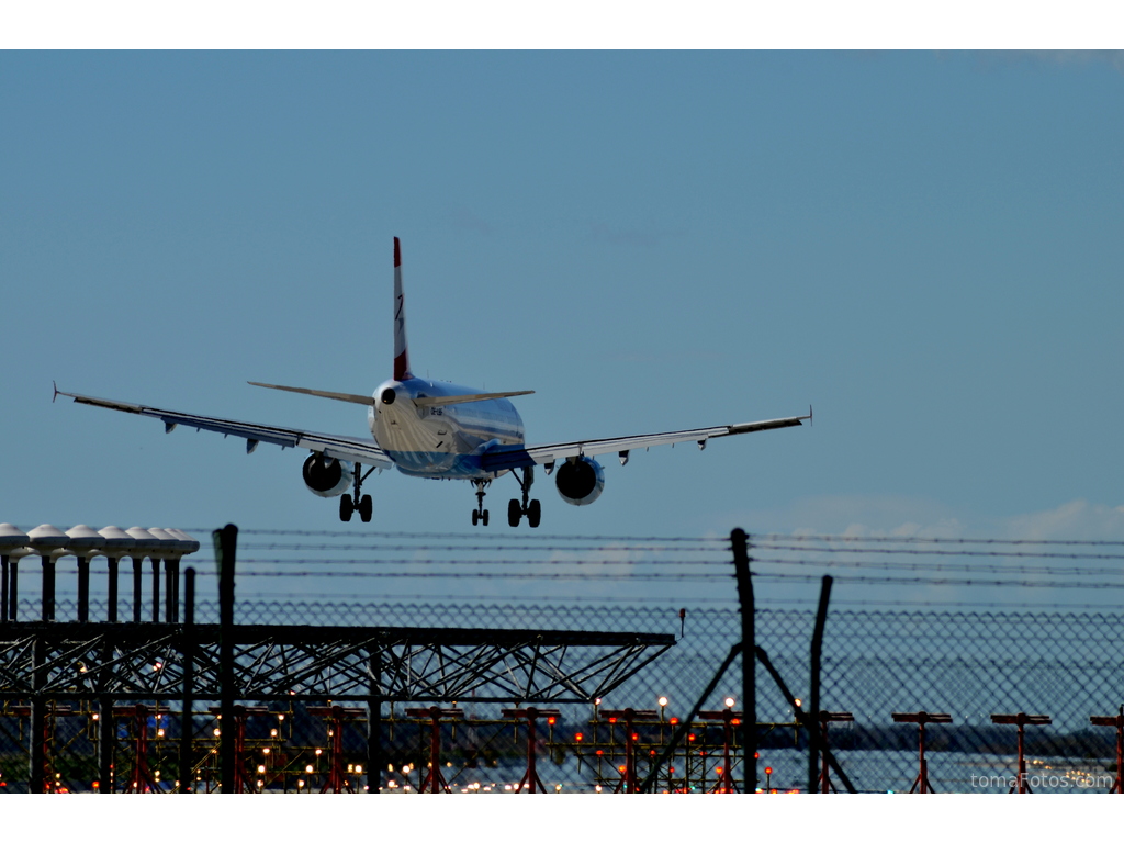 Avión a punto de tomar tierra