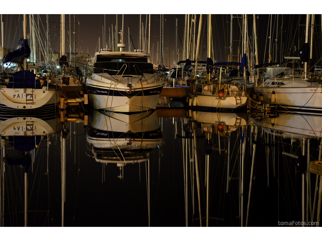 Barcos amarrados en el puerto de noche