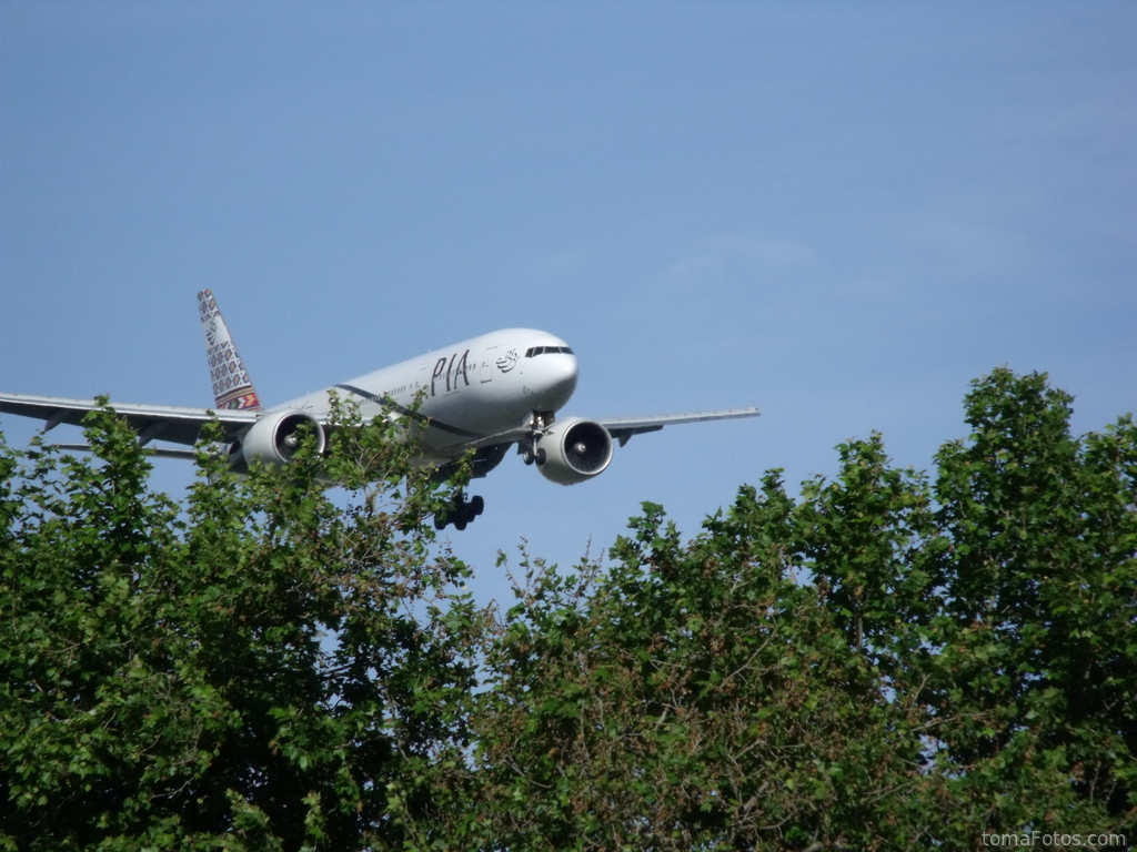 Un Boeing 777 sale tras los árboles