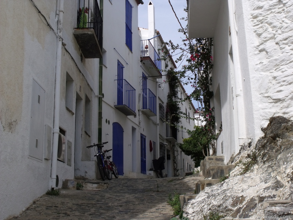 Un callejón de casas blancas