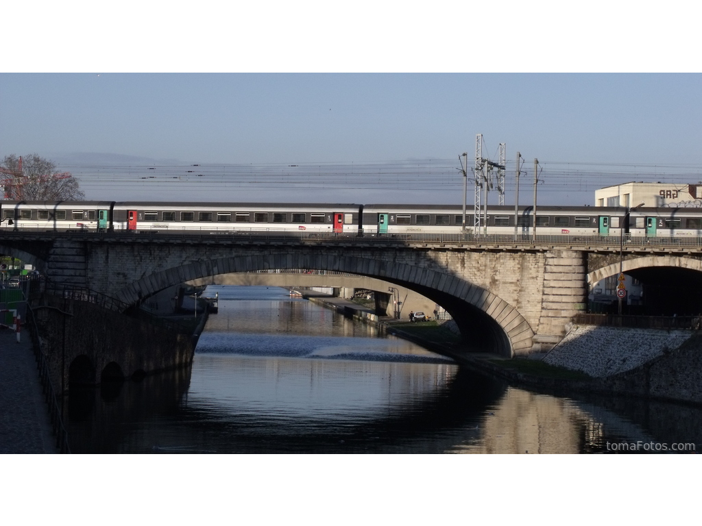 Un tren Corail+ sobre el canal de la Villette