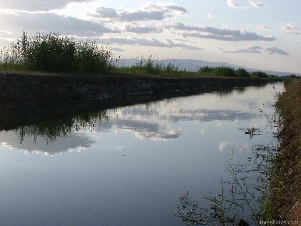 El cielo y las nubes se reflejan en el canal