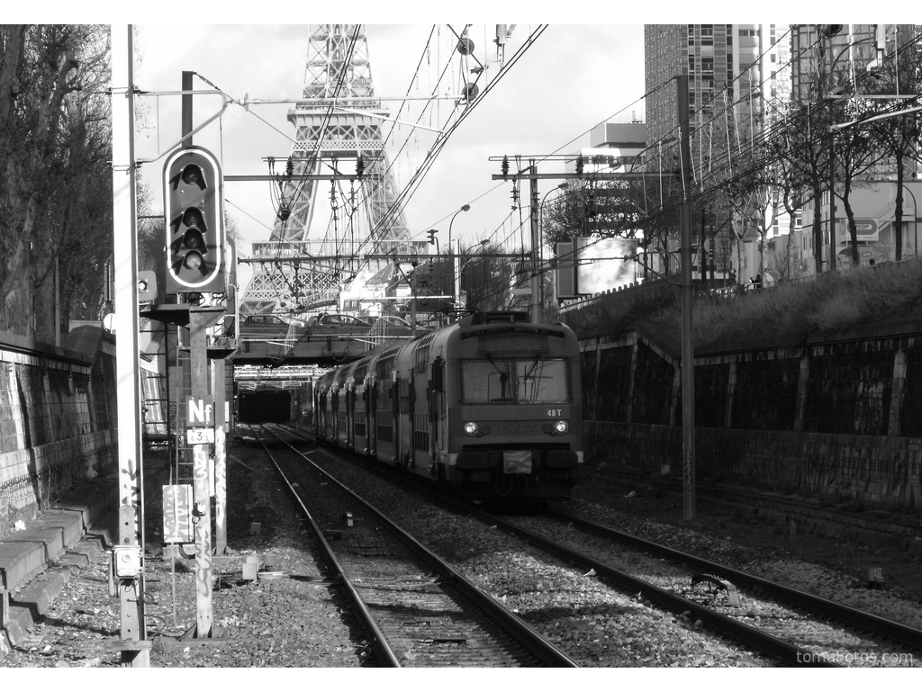 El tren que pasa bajo la Tour Eiffel