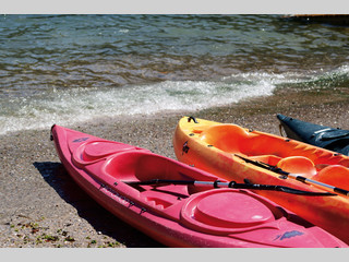 Kayaks en la arena