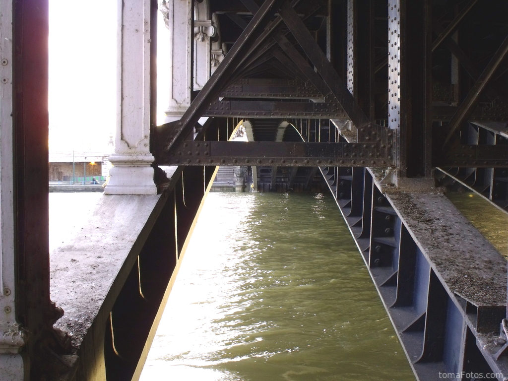 La estructura inferior de un puente de hierro