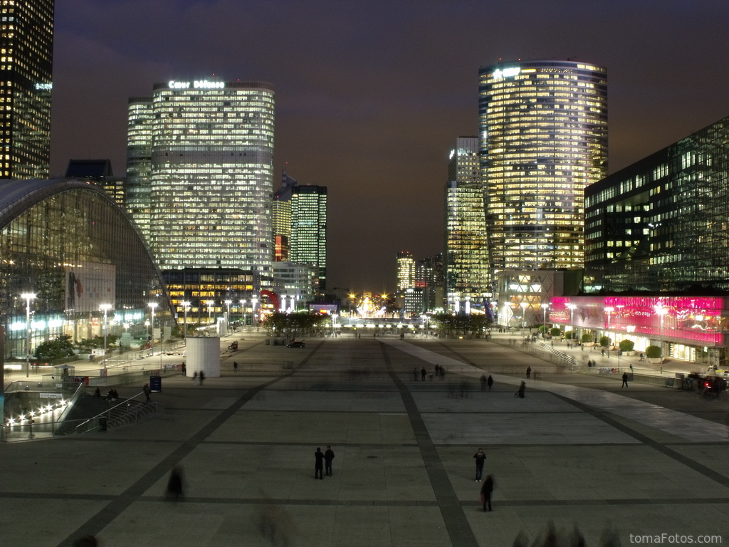 La explanada de La Défense de noche