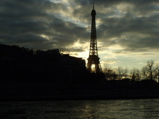 La torre Eiffel a contraluz en la puesta de sol