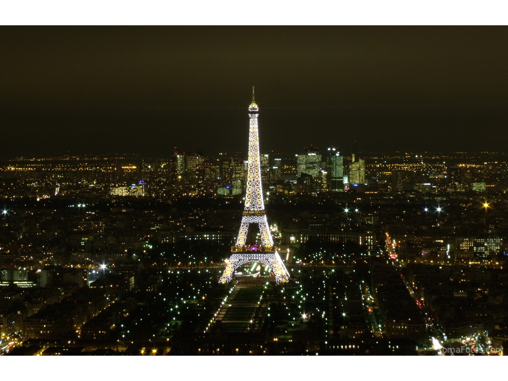 La Tour Eiffel brillando en la noche