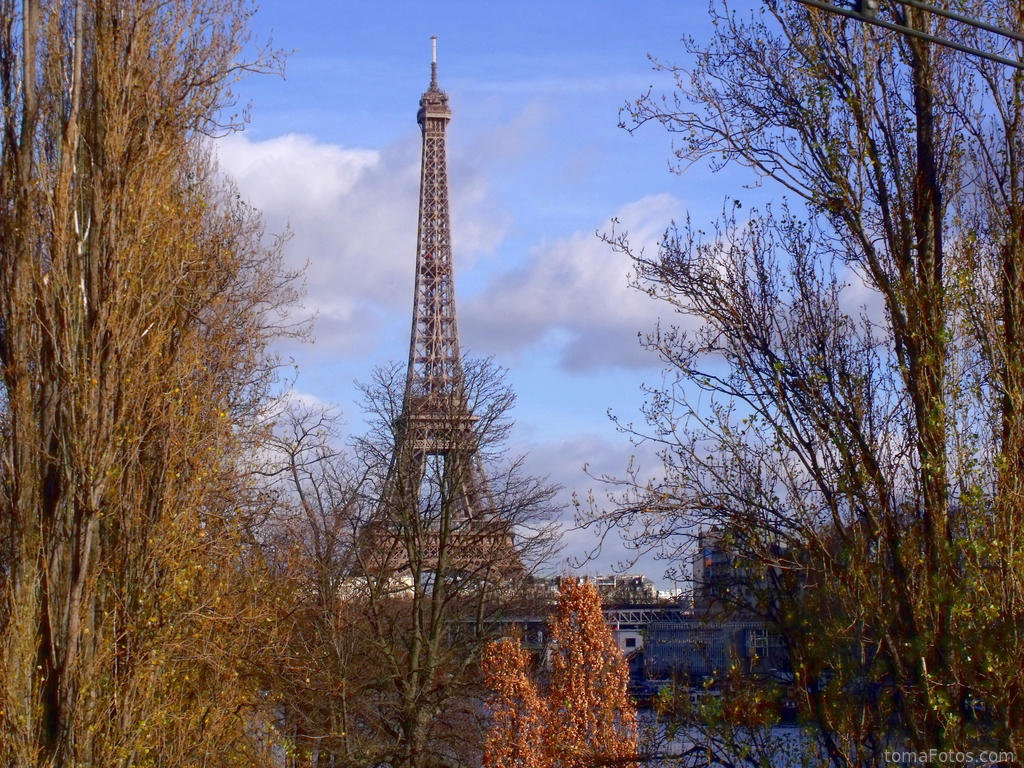 La Tour Eiffel en un día de otoño