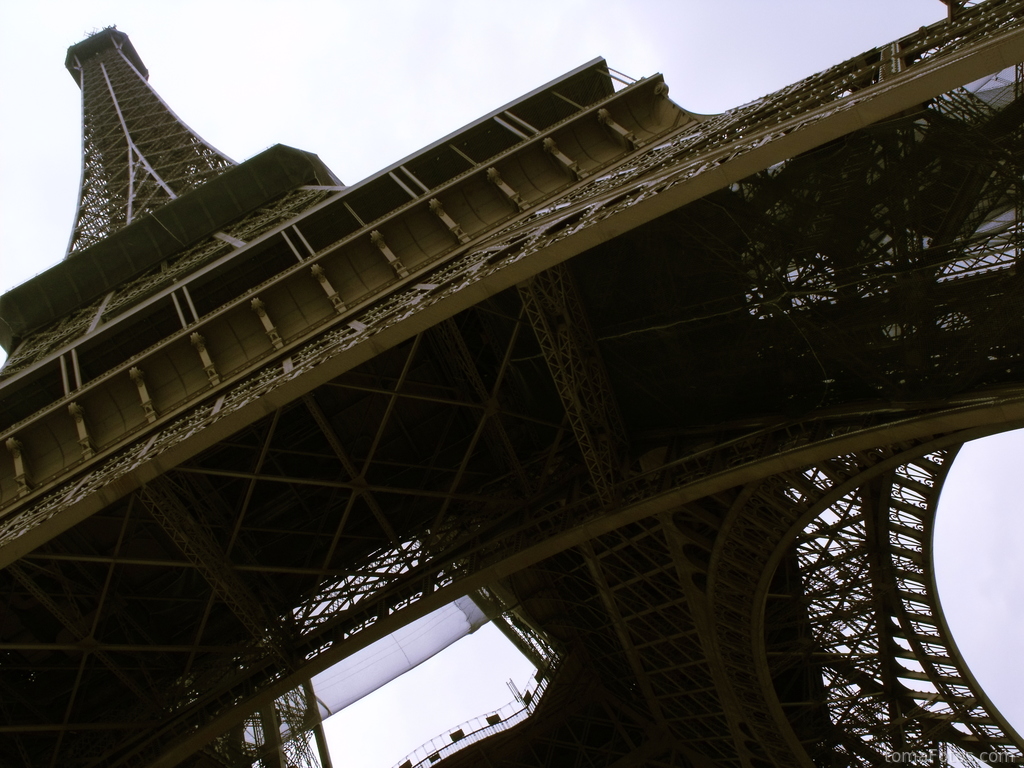 La Tour Eiffel se levanta hacia el cielo