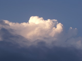 Nubes blancas al amanecer