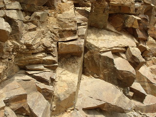 Piedra angulosa de la ladera de una montaña