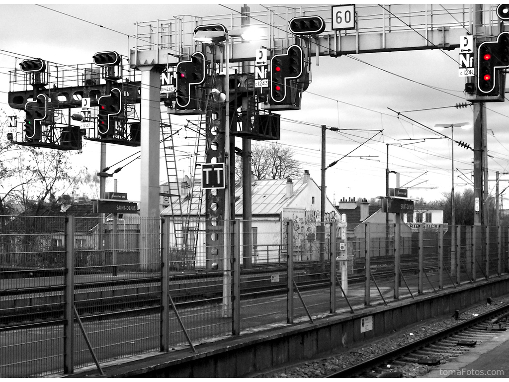 Pórticos de semáforos en blanco y negro