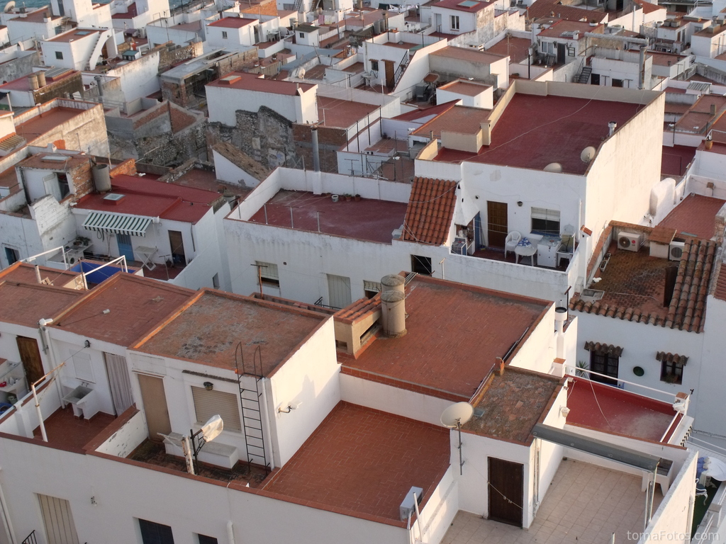 Terrados rojos de casas blancas