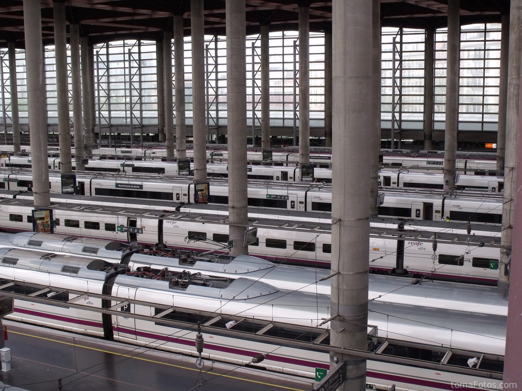 Trenes AVE a la espera en Madrid - Atocha