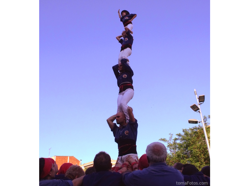 Una colla de castellers construye un pilar