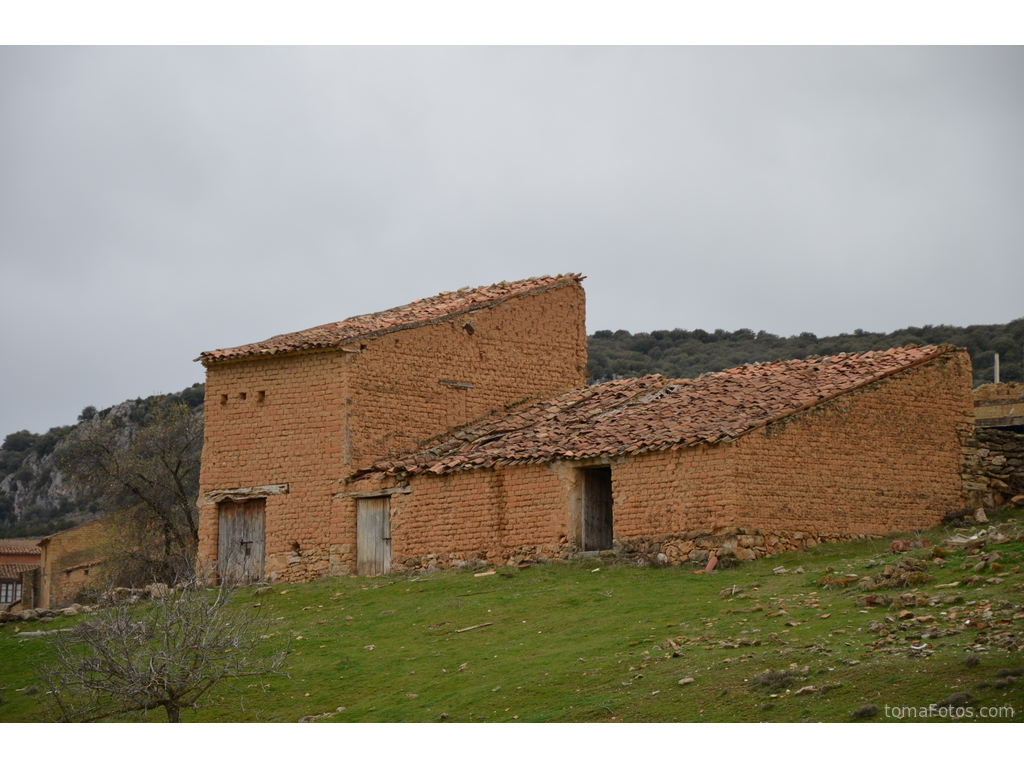 Viejos graneros en el monte