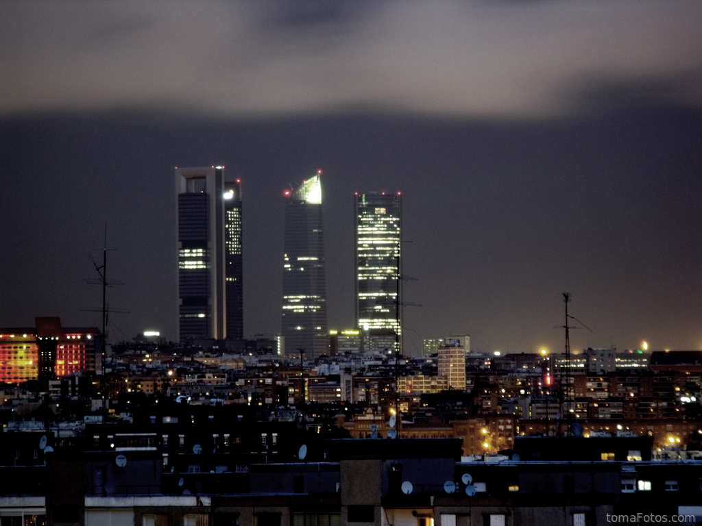 Vista nocturna de los rascacielos de la Castellana