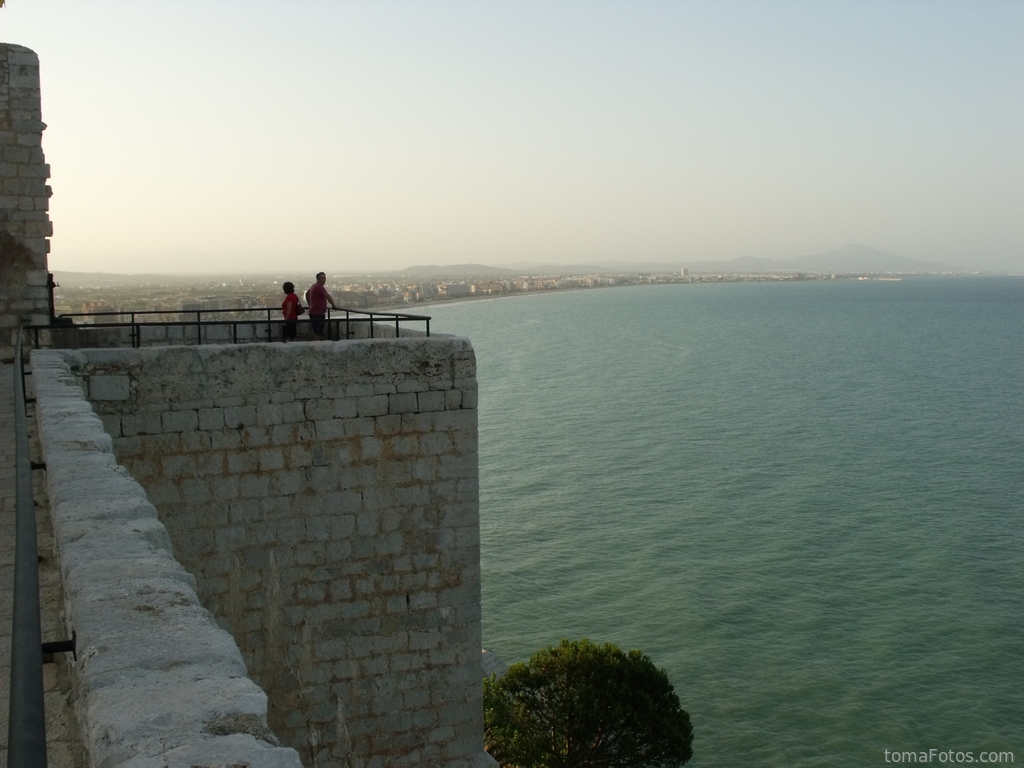 Vistas desde un castillo sobre el mar